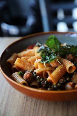 Ahşap zemin, İtalyanca üzerine domates soslu sosisli makarna 