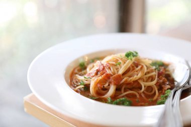 Spagetti Bolognese kıyma ve domates sosu ile süslenmiş 