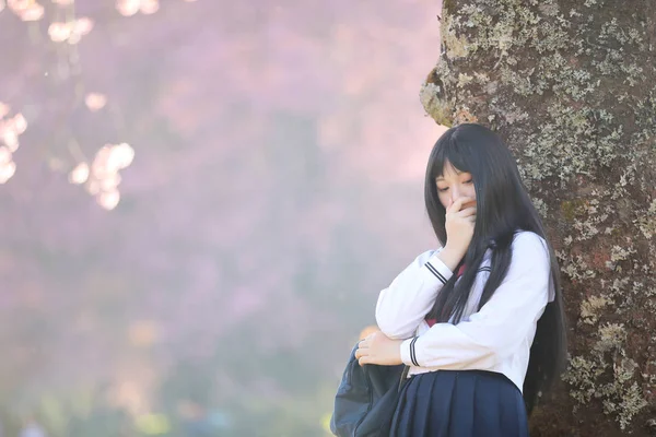 Japonés escuela chica vestido buscando sakura flor naturaleza pasarela —  Fotos de Stock