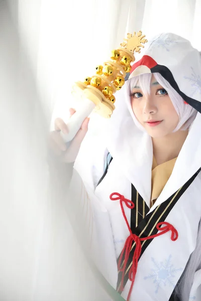 Japan anime cosplay, witte Japanse miko in witte Toon kamer — Stockfoto