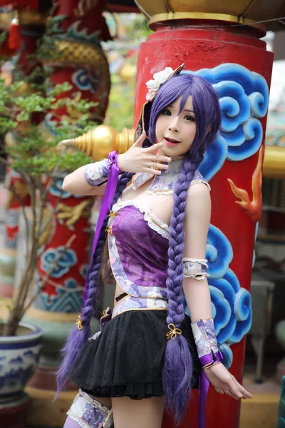 Porträtt av asiatisk ung kvinna med lila kinesisk klänning cosplay — Stockfoto
