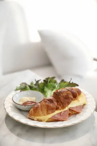 Presunto de sanduíche e queijo na mesa branca no café — Fotografia de Stock