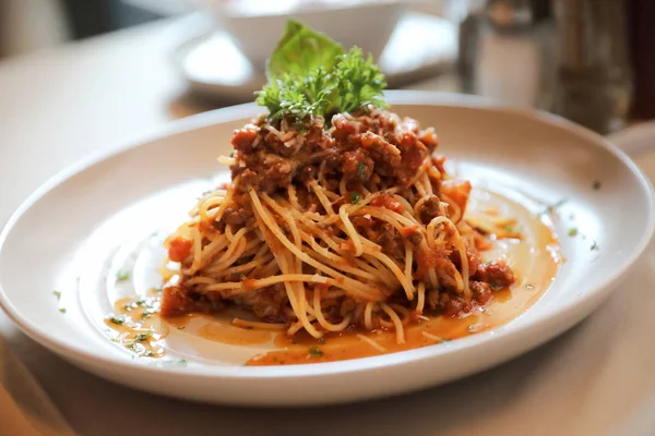 スパゲティ ボロネーゼと牛挽肉とトマトソース添え — ストック写真