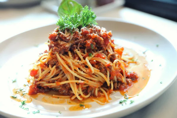 Espaguetis Boloñesa con carne picada y salsa de tomate adornada —  Fotos de Stock