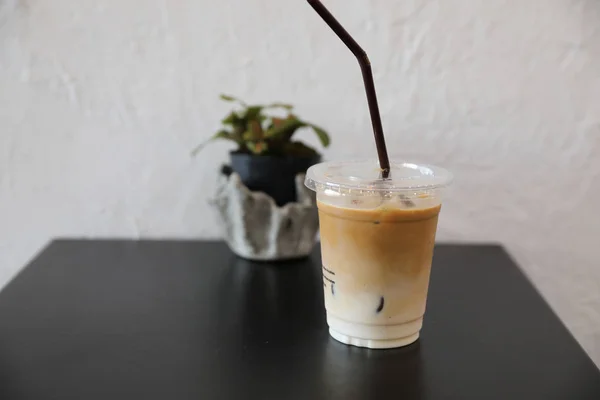 Café com café com leite gelado no café — Fotografia de Stock