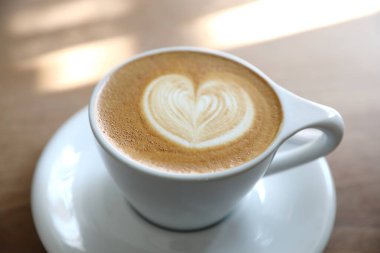 cappuccino veya Latte sanat kahve süt ahşap masa üzerinde yapılan 