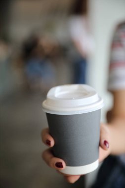Eve sıcak kapuçino ya da sütlü Latte sanat kahvesi götür.