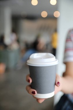 Eve sıcak kapuçino ya da sütlü Latte sanat kahvesi götür.