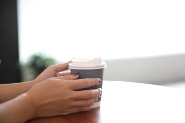Eve sıcak kapuçino ya da sütlü Latte sanat kahvesi götür.