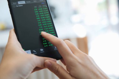 El ile smartphone kafede online stok ticaret 