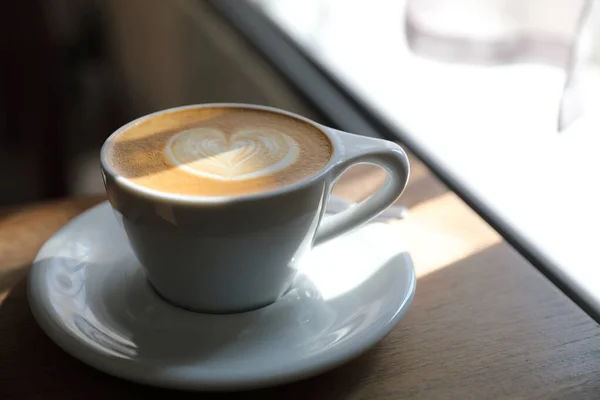 Café cappuccino ou Latte art à base de lait sur la table en bois — Photo