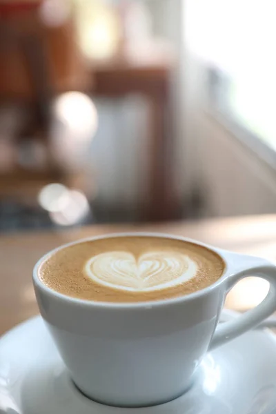 Cappuccino oder Latte-Art-Kaffee aus Milch auf dem Holztisch — Stockfoto