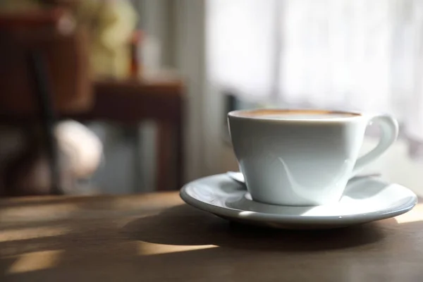 कैप्पुकिनो या लेटे आर्ट कॉफी लकड़ी की मेज पर दूध से बने — स्टॉक फ़ोटो, इमेज