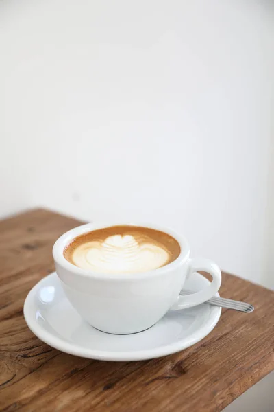 Καπουτσίνο ή Latte καφέ τέχνης από γάλα πάνω στο ξύλινο τραπέζι — Φωτογραφία Αρχείου