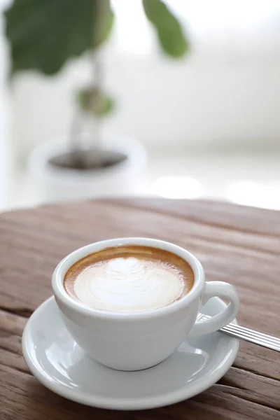 卡布奇诺或拿铁艺术咖啡由牛奶制成的木桌 — 图库照片