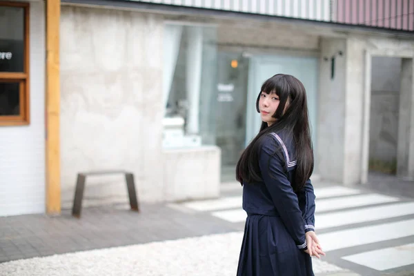 Porträtt japansk skolflicka i centrum glassbutik — Stockfoto