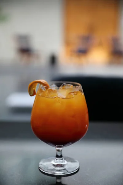 Soluppgång Cocktail apelsinanasjuice i restaurang — Stockfoto