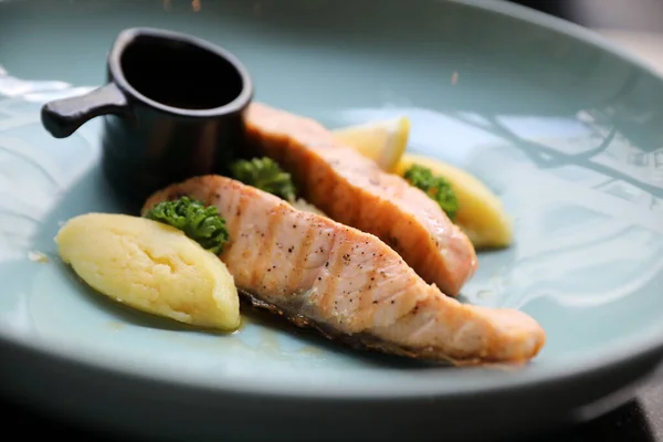 Roasted salmon steak , baked salmon with salad fresh vegetable i — Stock Photo, Image