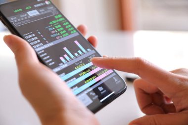 El ile smartphone kafede online stok ticaret 