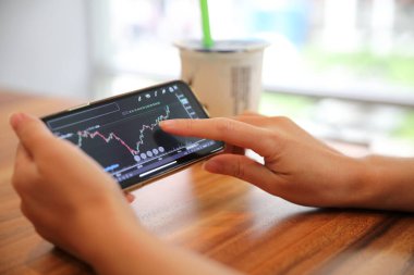 El ile smartphone kafede online stok ticaret 