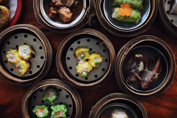Dim Sum, Dampfknödel im Holzkorb chinesisches Essen — Stockfoto