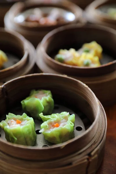 Dim Sum, stoom Dumpling in hout mand Chinees eten — Stockfoto