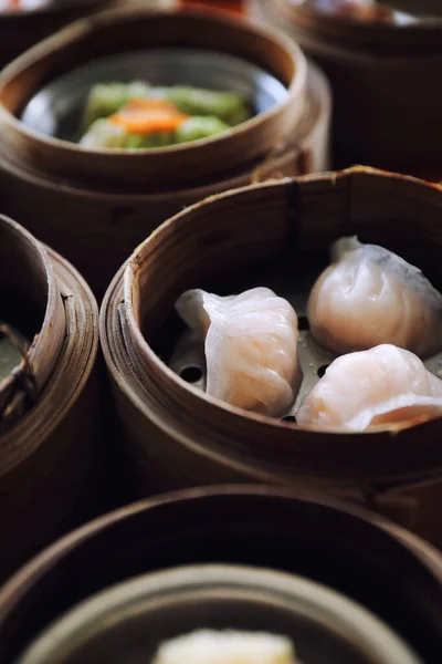 Dim sum, Dumpling de Vapor en cesta de madera Comida china —  Fotos de Stock