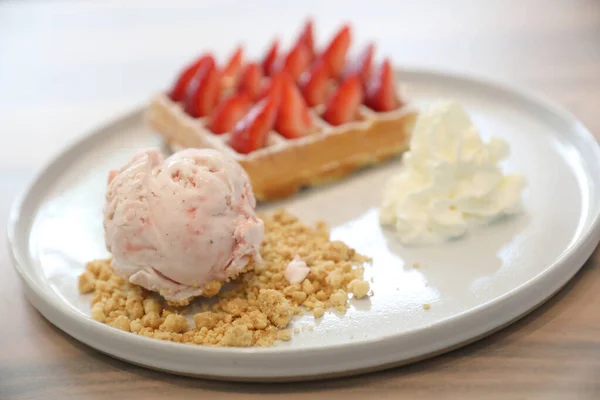 Waffle de morango com sorvete, sobremesa em fundo de madeira — Fotografia de Stock