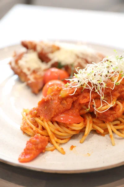튀긴 닭고기를 곁들인 스파게티 볼로 네 토마토 소스 , — 스톡 사진