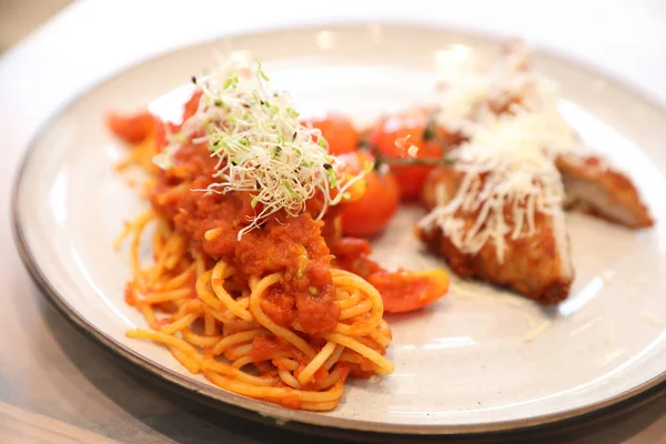 Espaguetis salsa de tomate boloñesa con pollo frito , —  Fotos de Stock