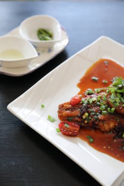 Baharatlı sos ve pirinç ile kızarmış balık , geleneksel Tay gıda