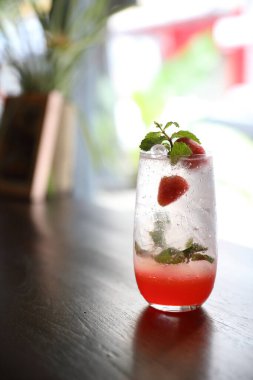 Ahşap arka planda çilekli mojito kokteyli.