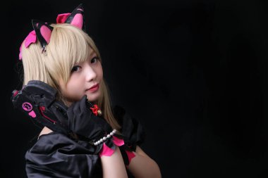 Japon anime kostüm, siyah izole edilmiş kız kostüm portresi.