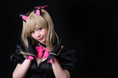 Japon anime kostüm, siyah izole edilmiş kız kostüm portresi.