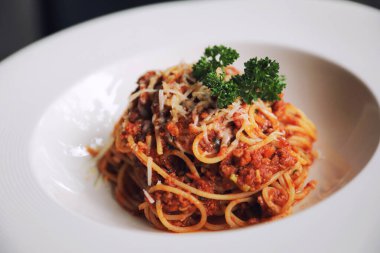 Spagetti Bolognese kıyma ve domates sosu ile süslenmiş 