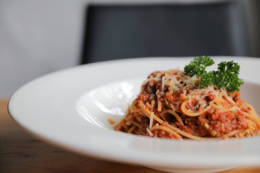 Spagetti Bolognese kıyma ve domates sosu ile süslenmiş 