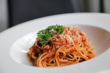 Spagetti Bolognese kıyma ve domates sosu ile süslenmiş 