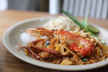 Tayland yemeği, Tayland usulü Tayland usulü kızarmış erişte ve karides.