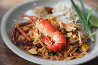 Tayland yemeği, Tayland usulü Tayland usulü kızarmış erişte ve karides.