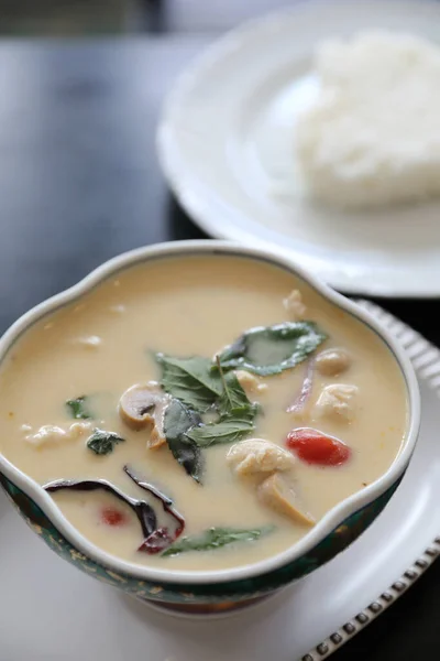 Kokosmilchsuppe mit Huhn und Reis, traditionelles thailändisches Essen — Stockfoto