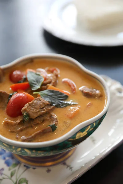 Rostad anka i röd curry med ris, traditionell thailändsk mat — Stockfoto