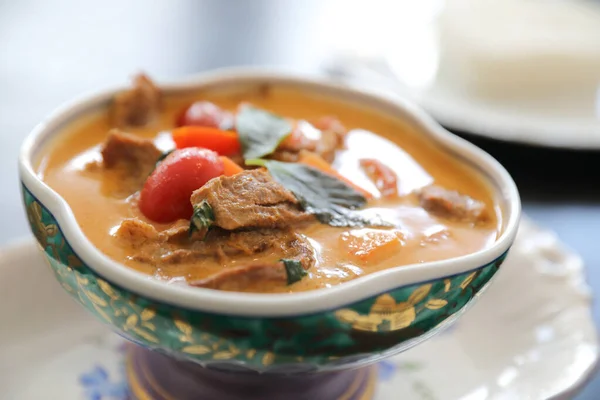 Anatra arrosto al curry rosso con riso, cucina tradizionale thailandese — Foto Stock