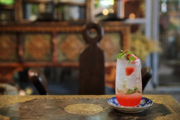 Bebida de coquetel de mojito de morango em fundo de madeira — Fotografia de Stock