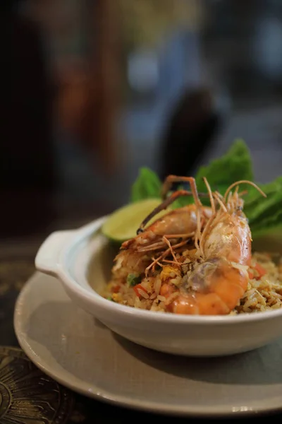 Sült rizs garnélával, tradicionális Thai ételek — Stock Fotó