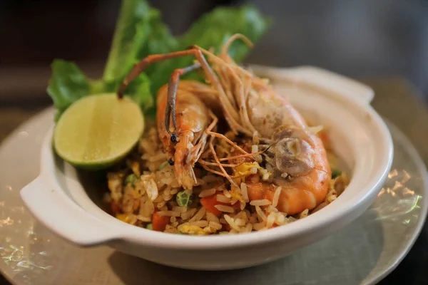 Gebratener Reis mit Garnelen, traditionelle thailändische Küche — Stockfoto
