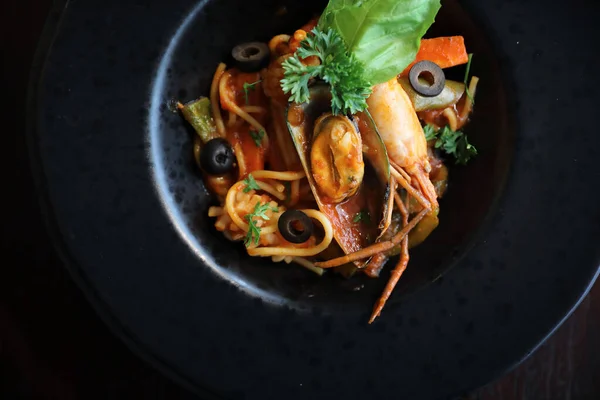 Спагетти с морепродуктами и томатным соусом — стоковое фото