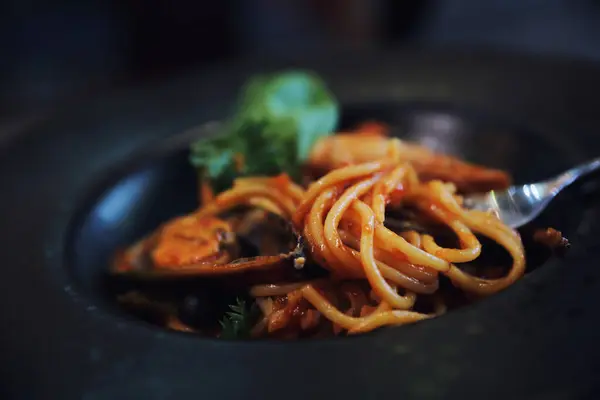 Spaghetti ai frutti di mare e salsa di pomodoro — Foto Stock