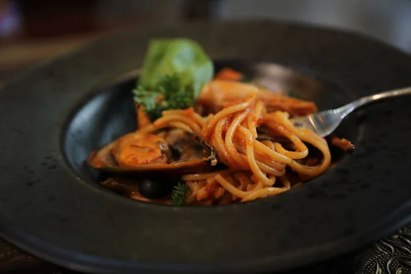 Спагетти с морепродуктами и томатным соусом — стоковое фото