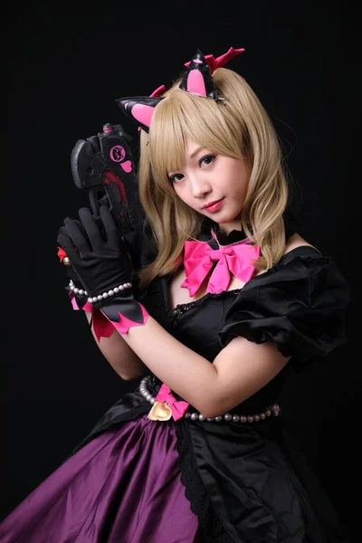 Japon anime kostüm, siyah izole edilmiş kız kostüm portresi. — Stok fotoğraf