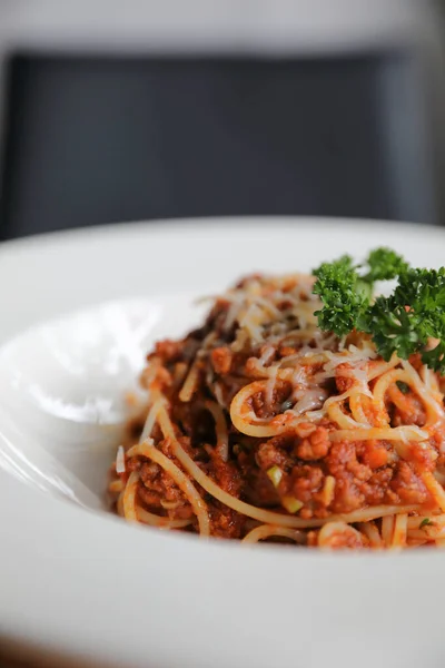 Espaguetis Boloñesa con carne picada y salsa de tomate adornada —  Fotos de Stock